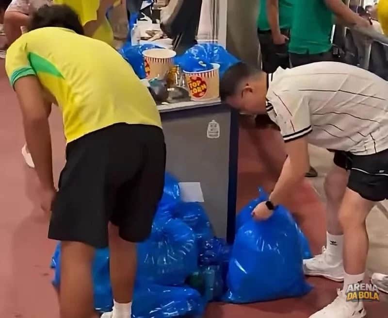 Torcedores do Brasil e Japão se unem para limpar o NRG Stadium após partida da Copa 2026