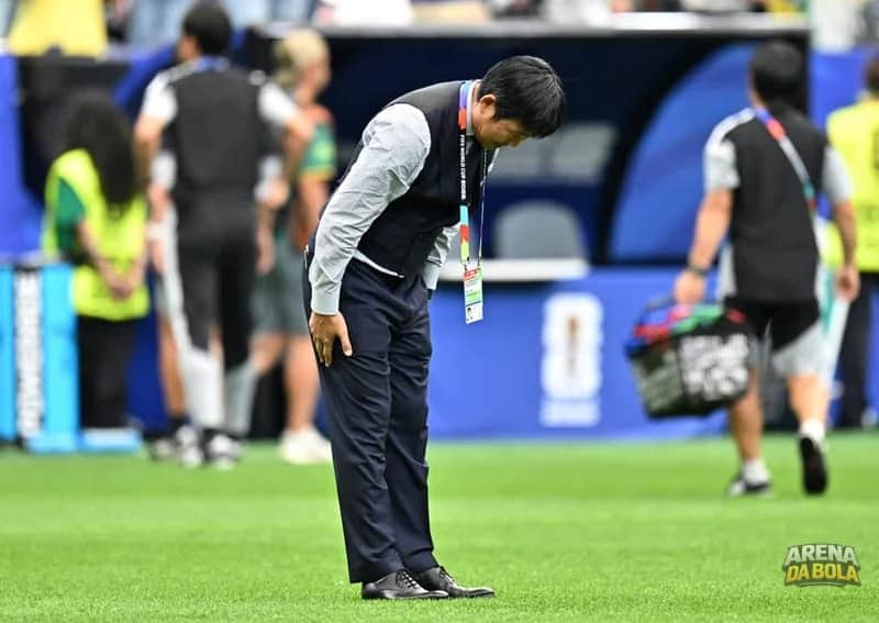 Técnico do Japão faz reverência ao elenco após derrota para o Brasil na Copa do Mundo