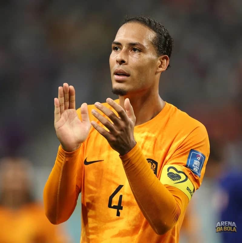 Van Dijk lamenta eliminação da Holanda e imprensa pede saída de Koeman da Copa 2026