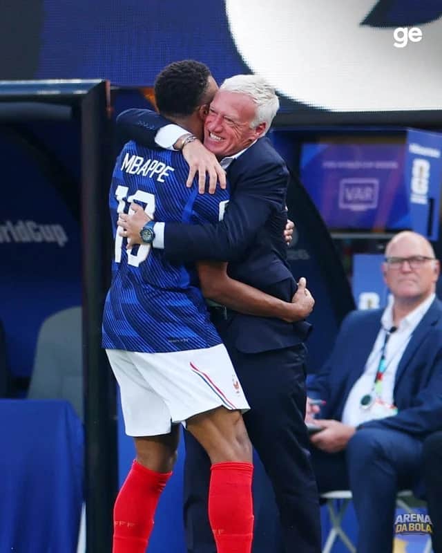 Mbappé celebra gol com Deschamps em momento emocionante da Copa 2026
