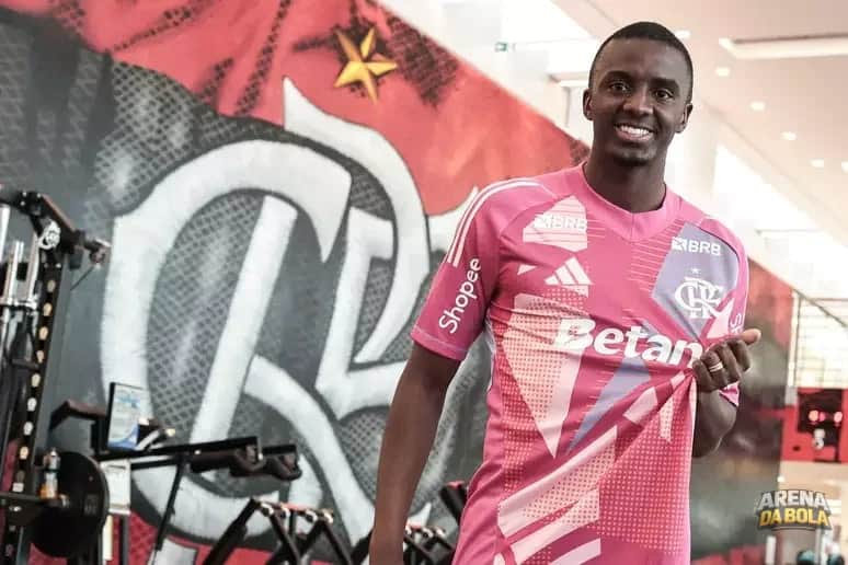 Goleiro Andrew relembra estreia em Portugal antes de amistoso do Flamengo