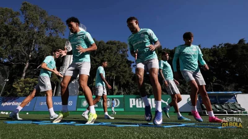 Palmeiras treina bolas paradas antes de jogo-treino