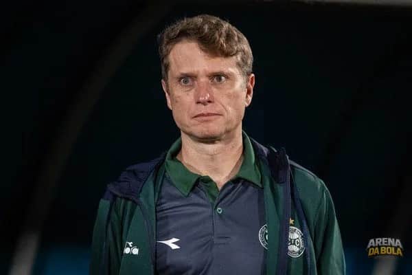 Fernando Seabra decide permanecer no Coritiba após negociação com o Vasco