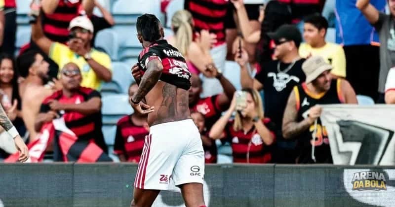 Bruno Henrique provoca River Plate ao exibir tatuagem da Libertadores em amistoso