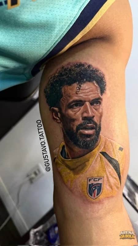 Torcedor do Rio de Janeiro faz tatuagem do goleiro Vozinha no braço