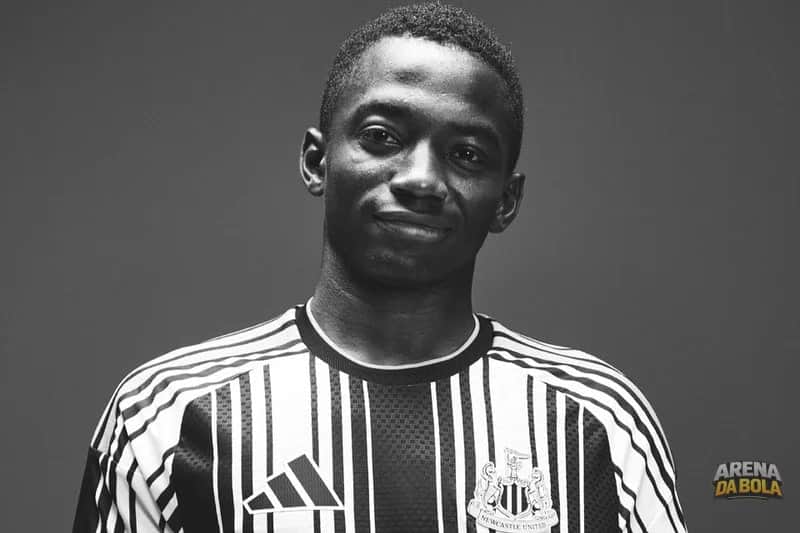 Newcastle anuncia contratação do atacante Bazoumana Touré, da Costa do Marfim