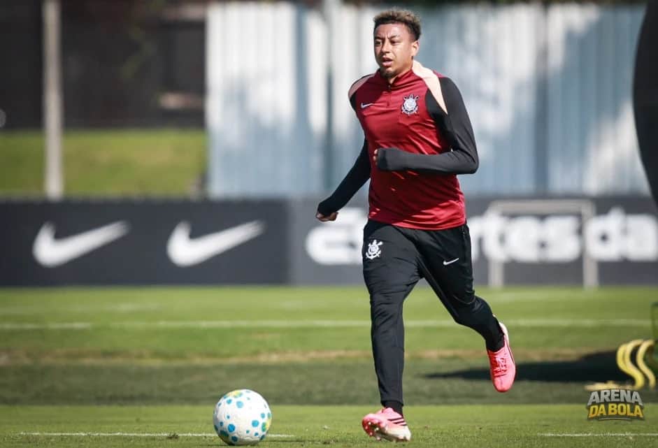 Jesse Lingard retorna aos treinos com o Corinthians após viagem à Inglaterra