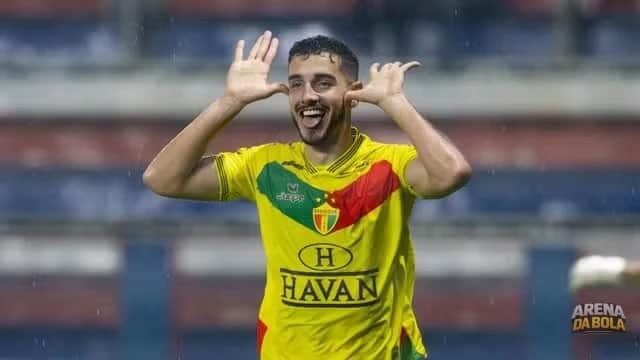 Brusque vence Figueirense por 3 a 1 e assume a liderança da Série