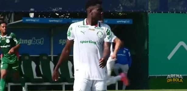 Miguel Cinoncelli Bilong brilha em jogo-treino do Palmeiras e busca contrato