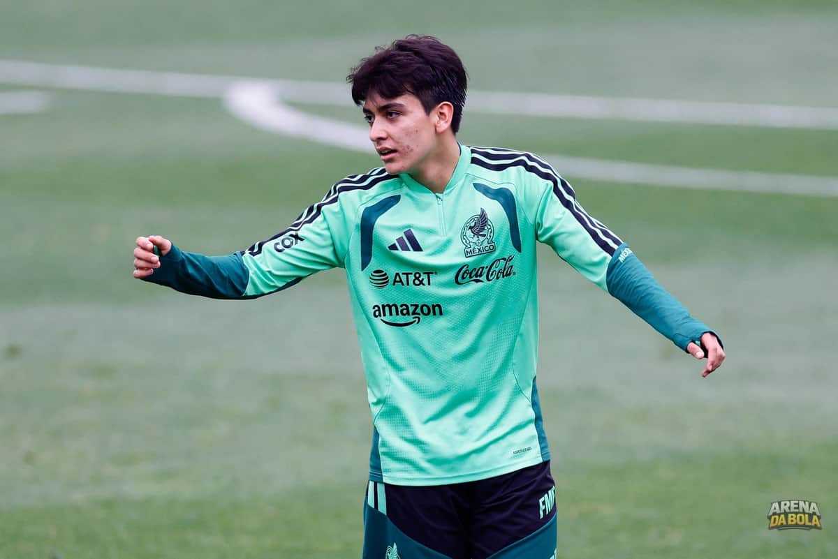 Gilberto Mora se forma no ensino médio após brilhar na Copa do Mundo de 2026