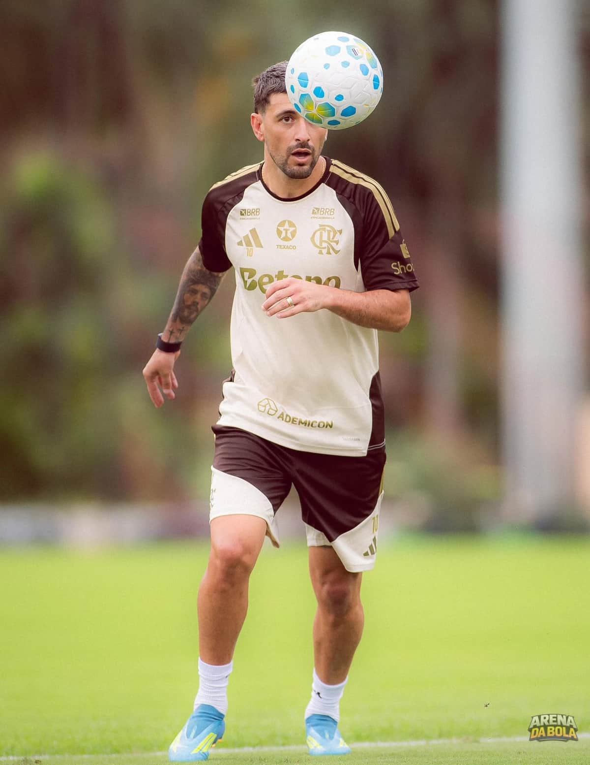 Uruguaios retornam ao Flamengo e treinam no Ninho do Urubu