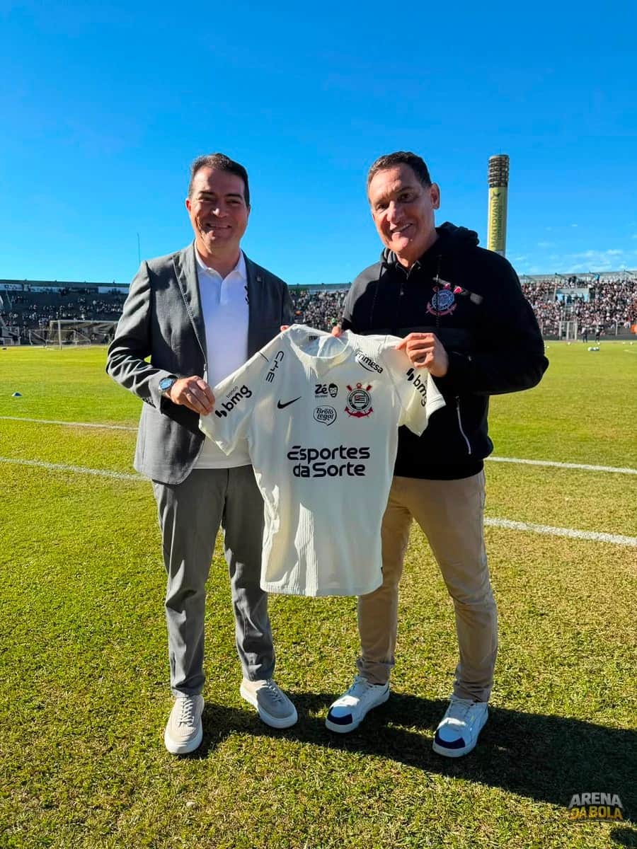 Gamarra recebe camisa do Corinthians das mãos de Marcelo Paz