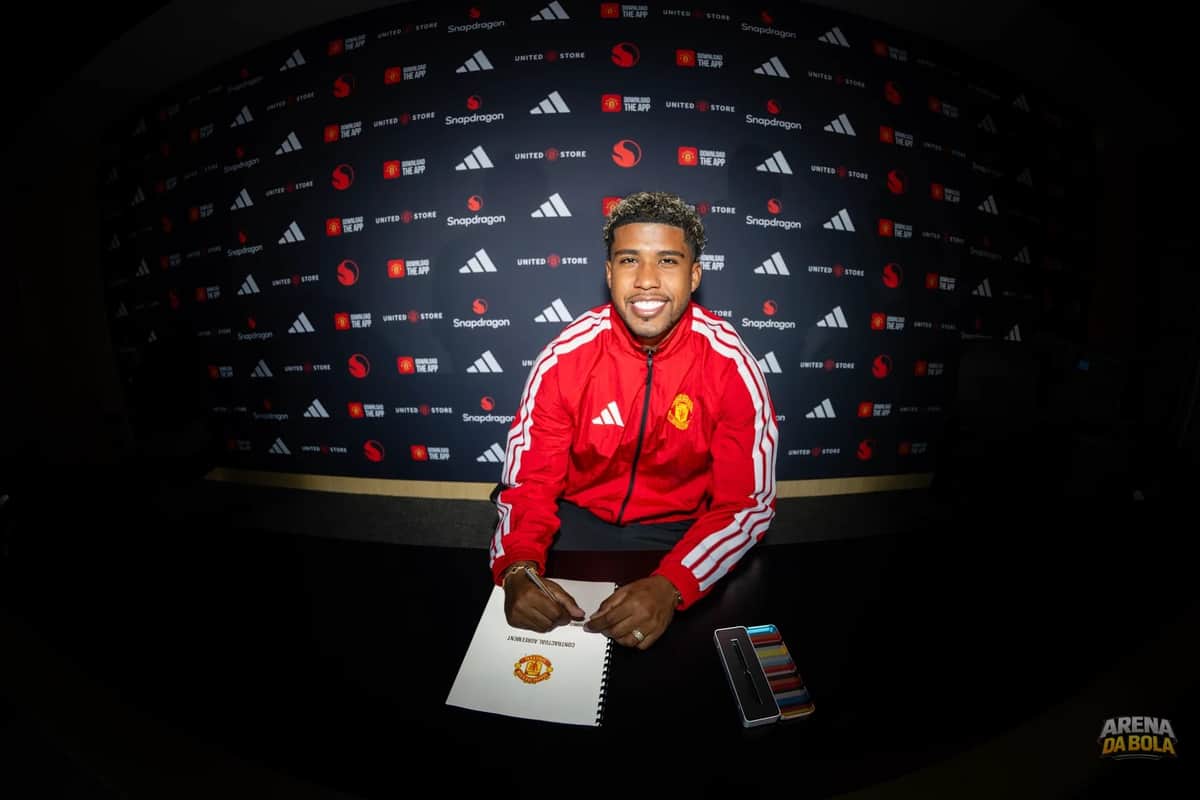 Manchester United confirma a contratação de Andrey Santos, ex-Chelsea