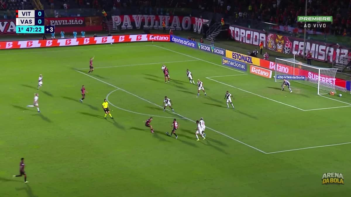 Léo Jardim brilha com defesas importantes em vitória do Vasco