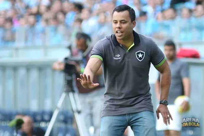 Jair Ventura elogia novos reforços e destaca disputa acirrada no ataque do Vitória