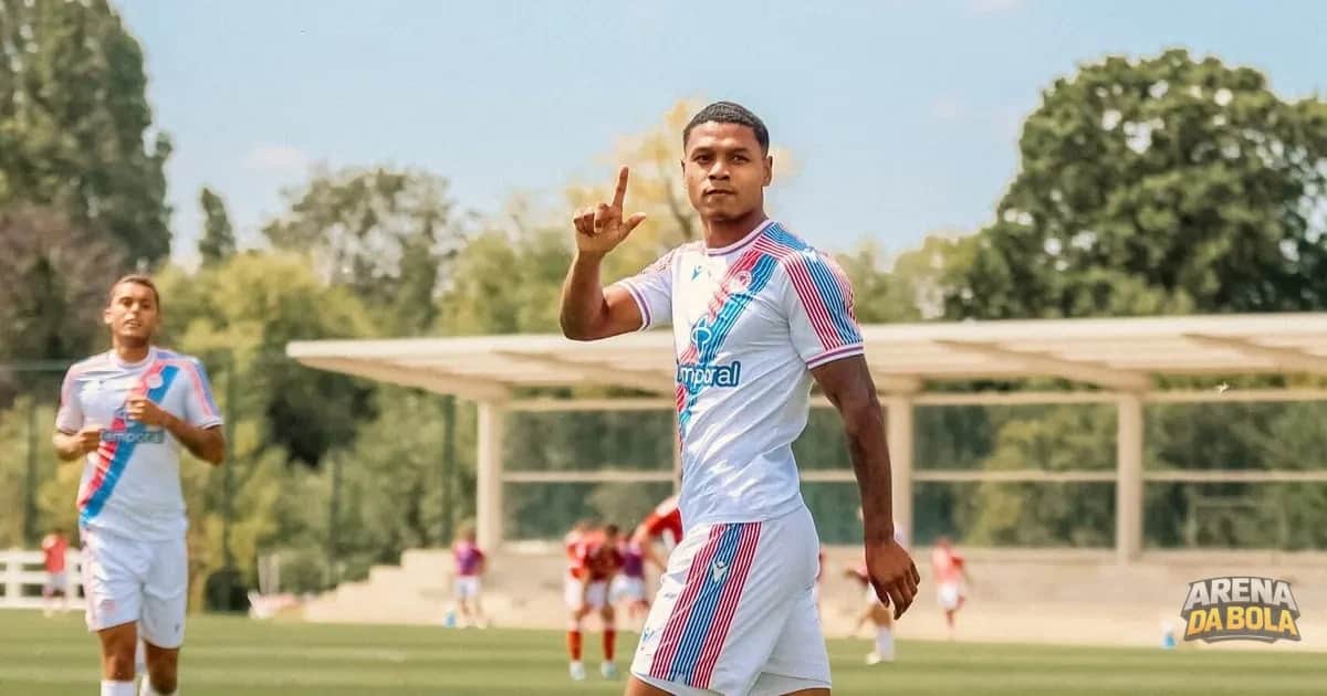 Matheus França brilha com hat-trick em retorno ao Crystal Palace após passagem pelo Vasco