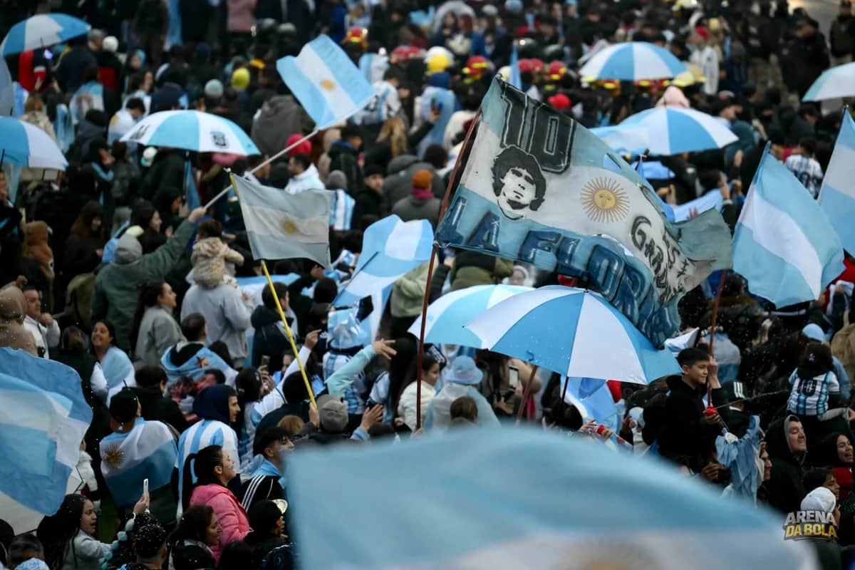 Argentina é recebida por milhares de torcedores após retorno da Copa do Mundo