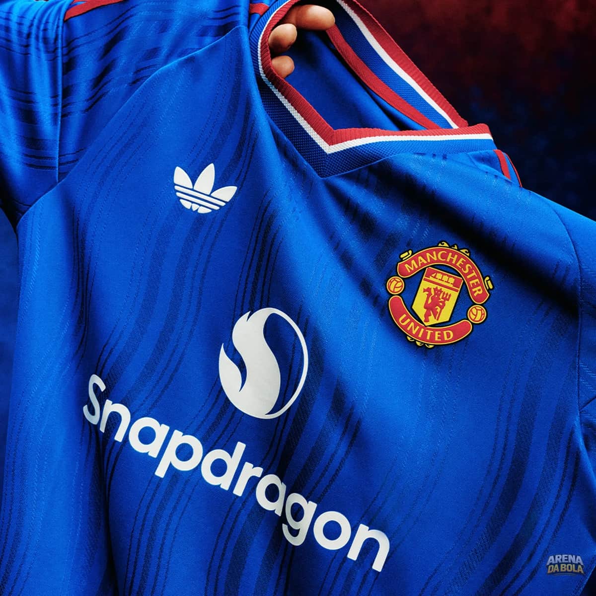 Manchester United revela novo uniforme de visitante para a temporada 2026/27