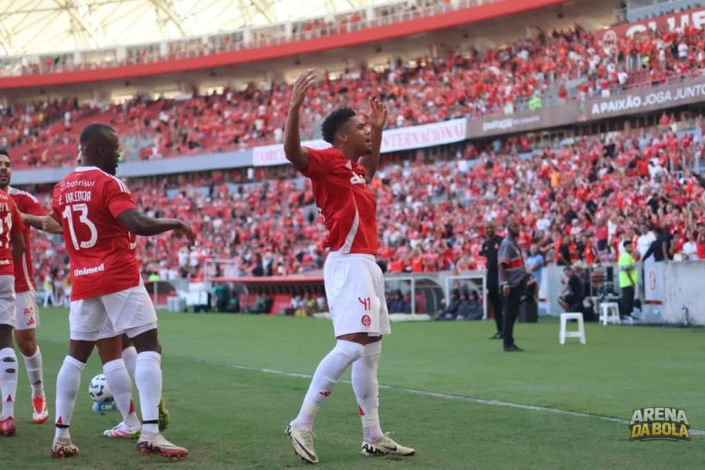 Victor Gabriel se pronuncia após fraturar Gabriel Pec em jogo contra o Cruzeiro