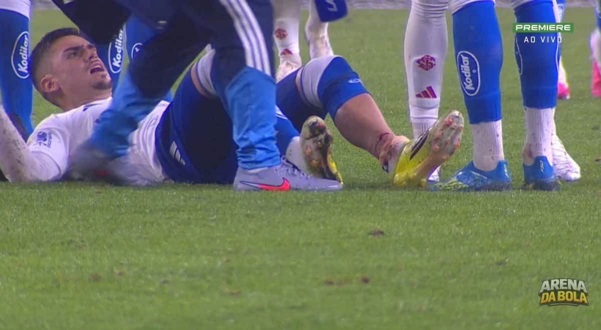 Gabriel Pec, atacante do Cruzeiro, se pronuncia após lesão grave na perna esquerda