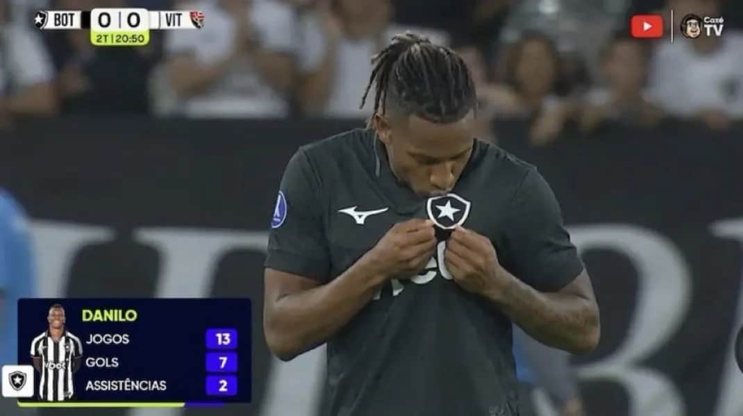 Danilo frustra Palmeiras e beija escudo do Botafogo ao entrar em campo