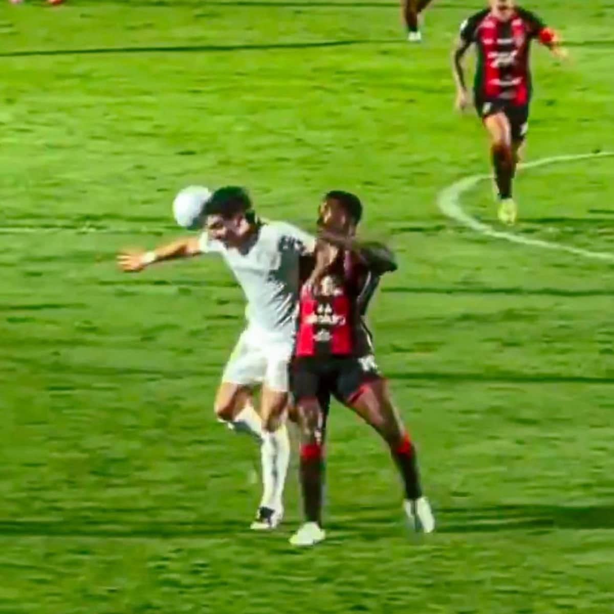 Polêmica no jogo: árbitro ignora VAR após lesão de jogador do Vitória — foto 2