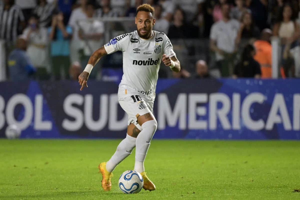Santos celebra Neymar com busto em Memorial das Conquistas na Vila Belmiro — foto 2