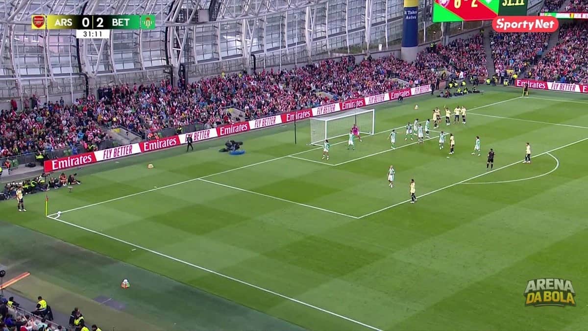Falhas de goleiros agitam amistoso entre Arsenal e Real Betis
