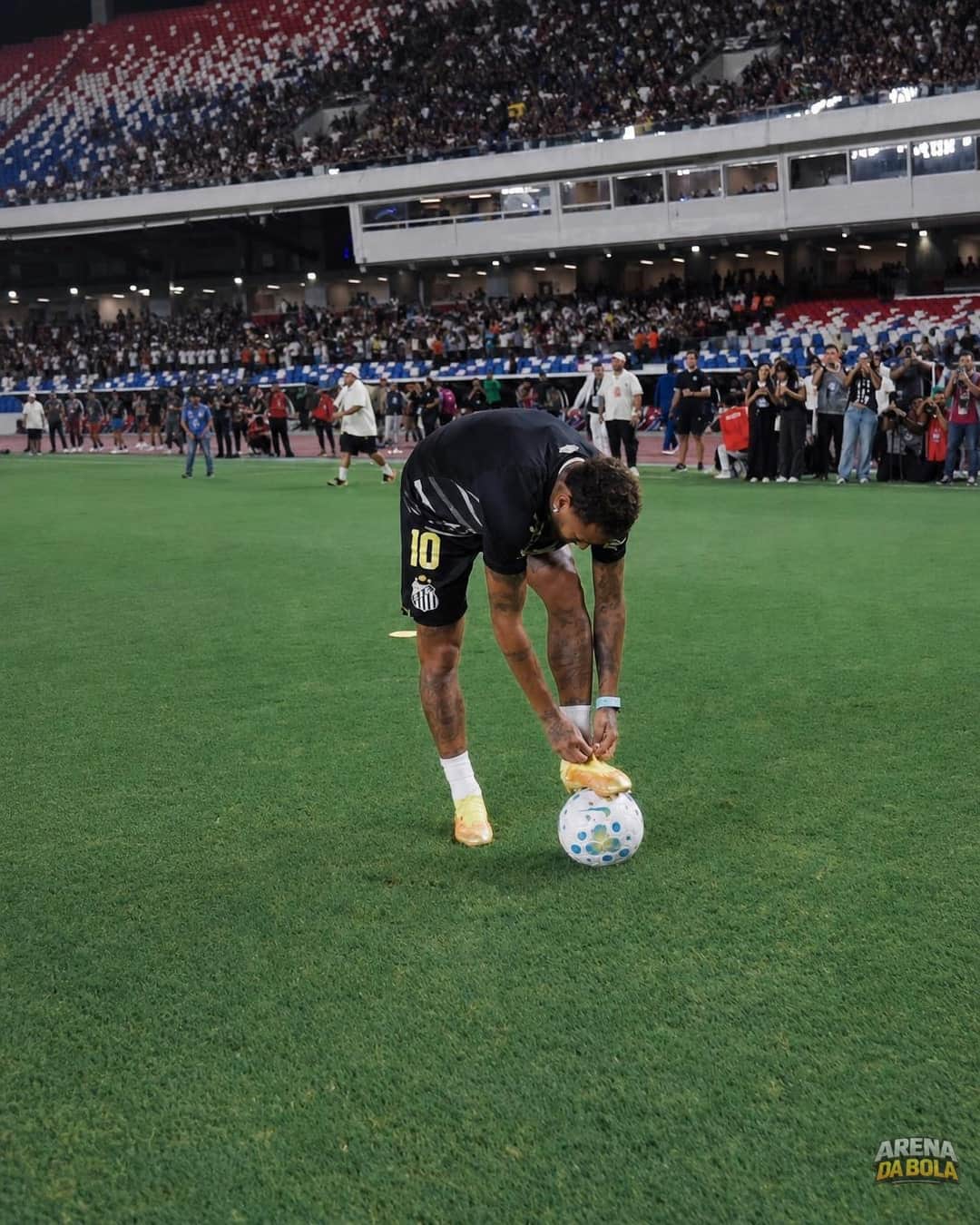 Santos divulga vídeo de Neymar sendo hostilizado por torcedores do Remo e respondendo com gesto