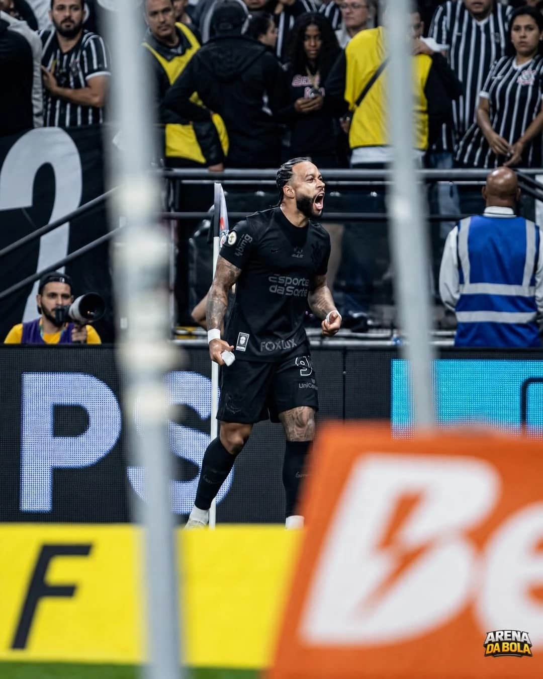 Corinthians e Memphis Depay retomam conversas por renovação