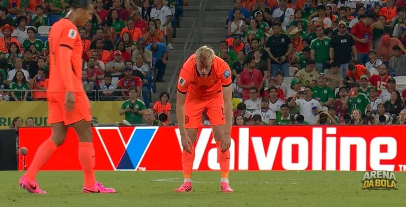 Zagueiro Jan Paul van Hecke se machuca em jogo da Holanda contra Marrocos na Copa do Mundo