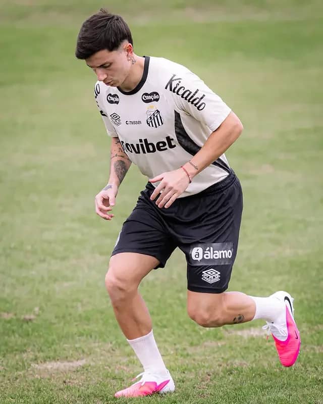 Santos realiza treino em dois períodos nesta terça-feira