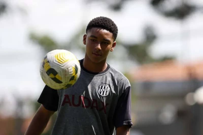 Vitinho Jr se destaca no Real Ávila e sonha com o profissional na Espanha