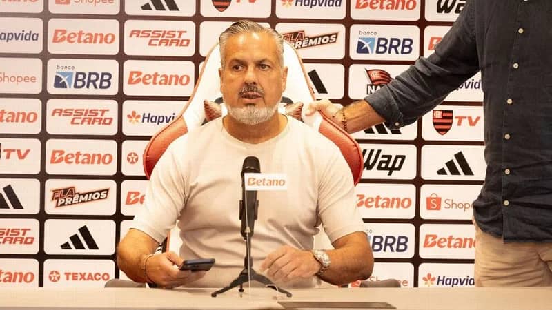 Flamengo sinaliza necessidade de vendas e prioriza jovens jogadores
