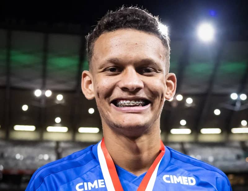 Cruzeiro se despede de Janderson, zagueiro que se transferiu para o futebol português