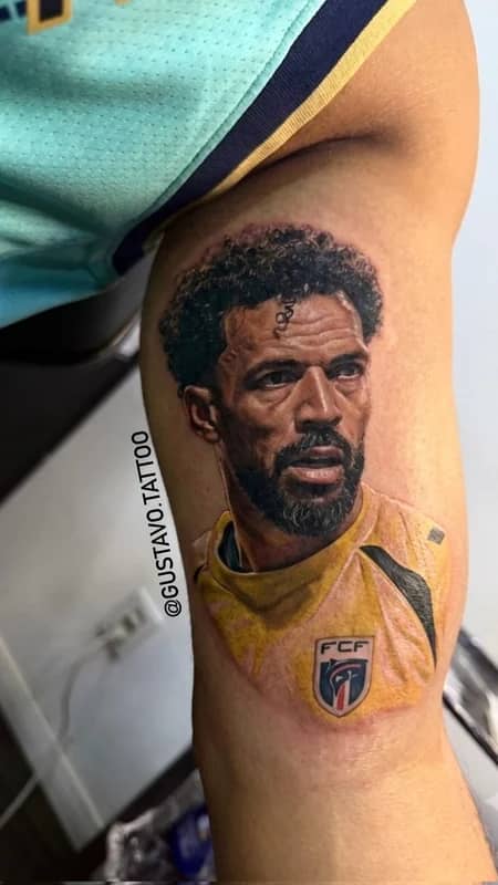Torcedor do Rio de Janeiro faz tatuagem do goleiro Vozinha no braço