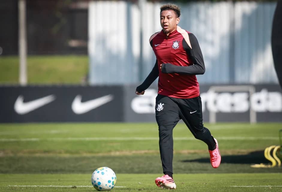 Jesse Lingard retorna aos treinos com o Corinthians após viagem à Inglaterra