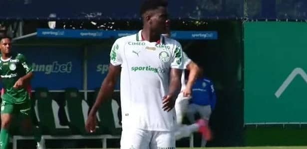 Miguel Cinoncelli Bilong brilha em jogo-treino do Palmeiras e busca contrato