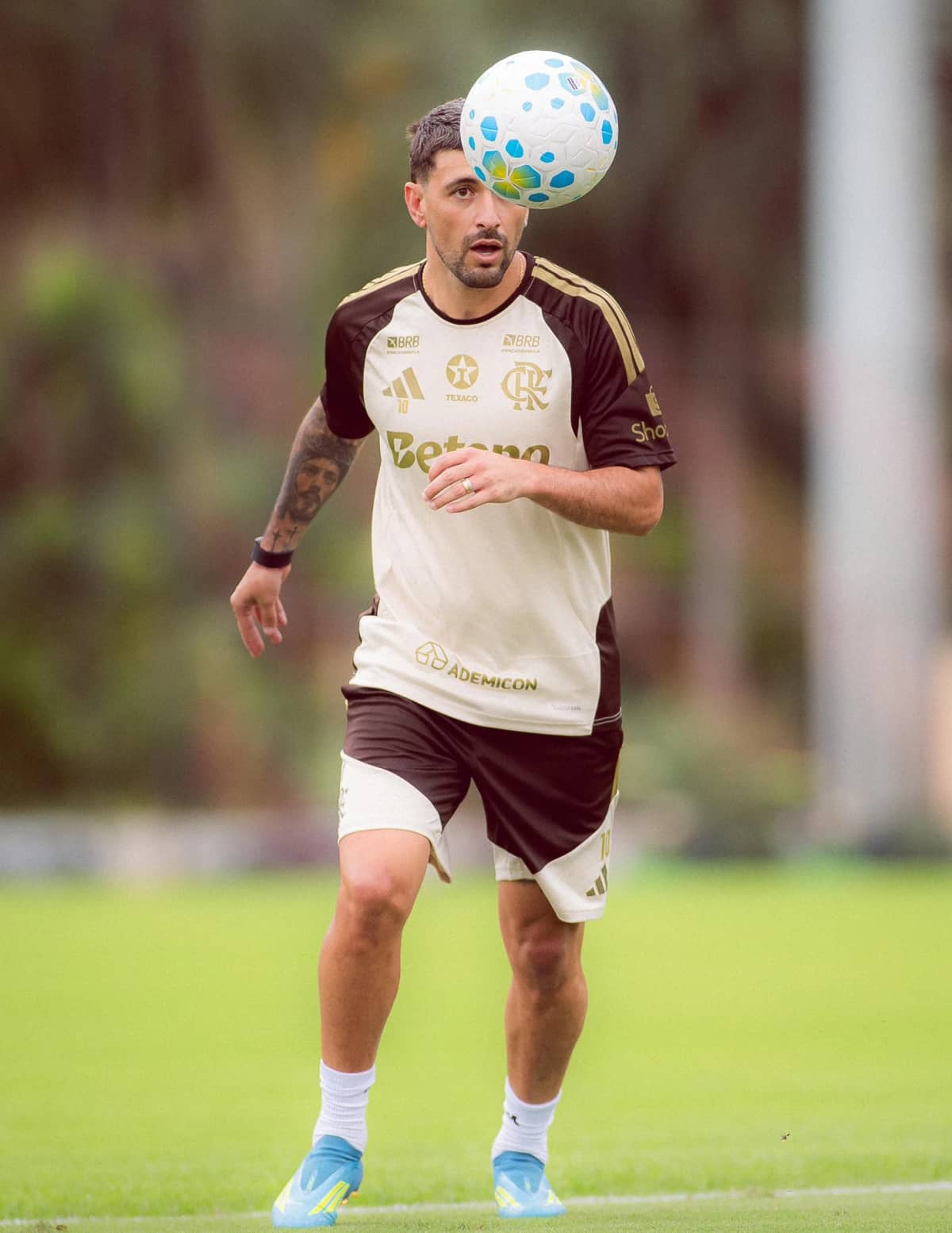 Uruguaios retornam ao Flamengo e treinam no Ninho do Urubu