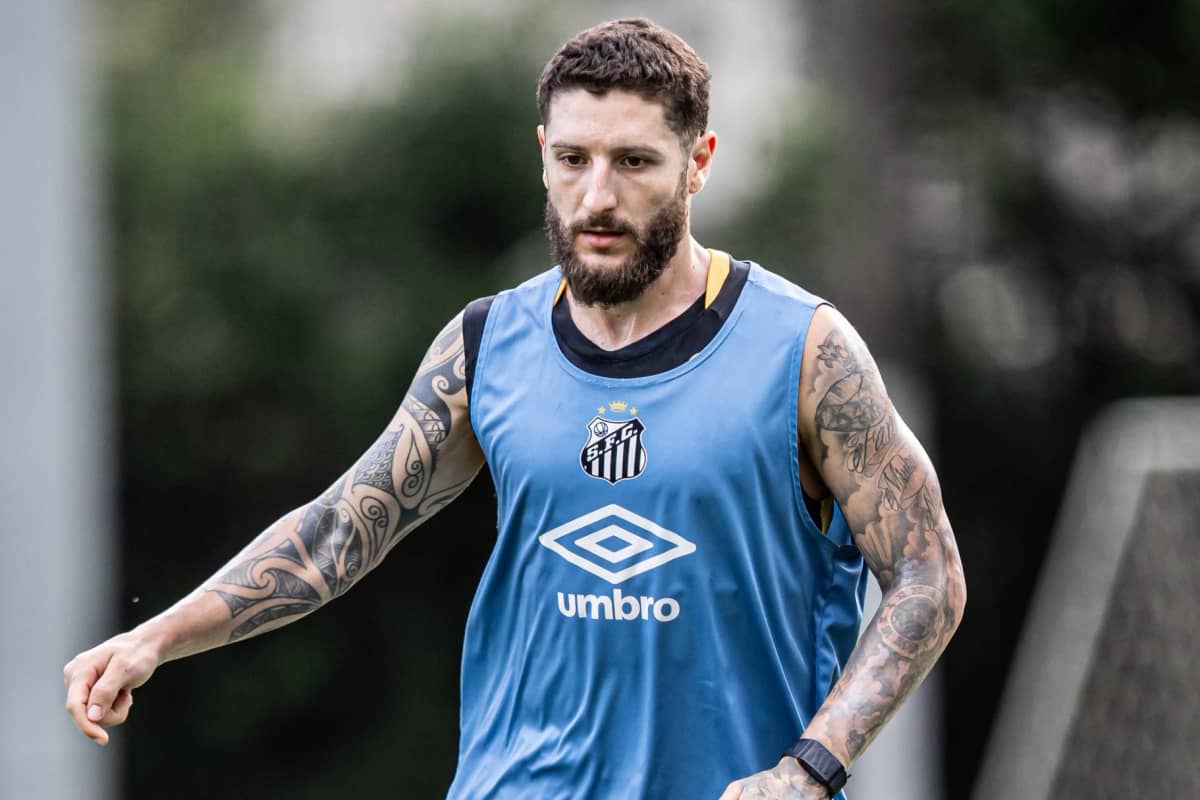 Zé Rafael fora dos planos do Santos e treina separado aguardando propostas
