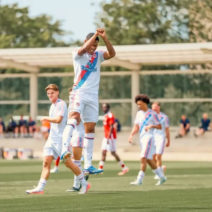 Matheus França brilha com hat-trick em retorno ao Crystal Palace após passagem pelo Vasco — foto 2