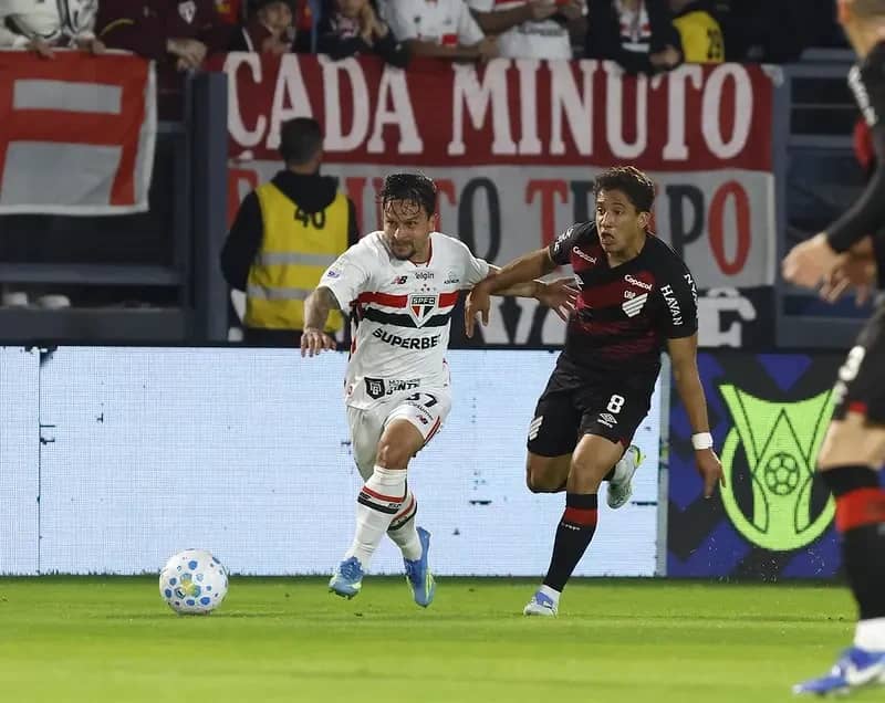 São Paulo e Athletico-PR se enfrentam em emocionante duelo pelo Campeonato Brasileiro — foto 3