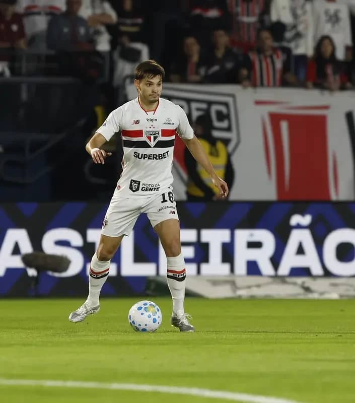 São Paulo e Athletico-PR se enfrentam em emocionante duelo pelo Campeonato Brasileiro — foto 5