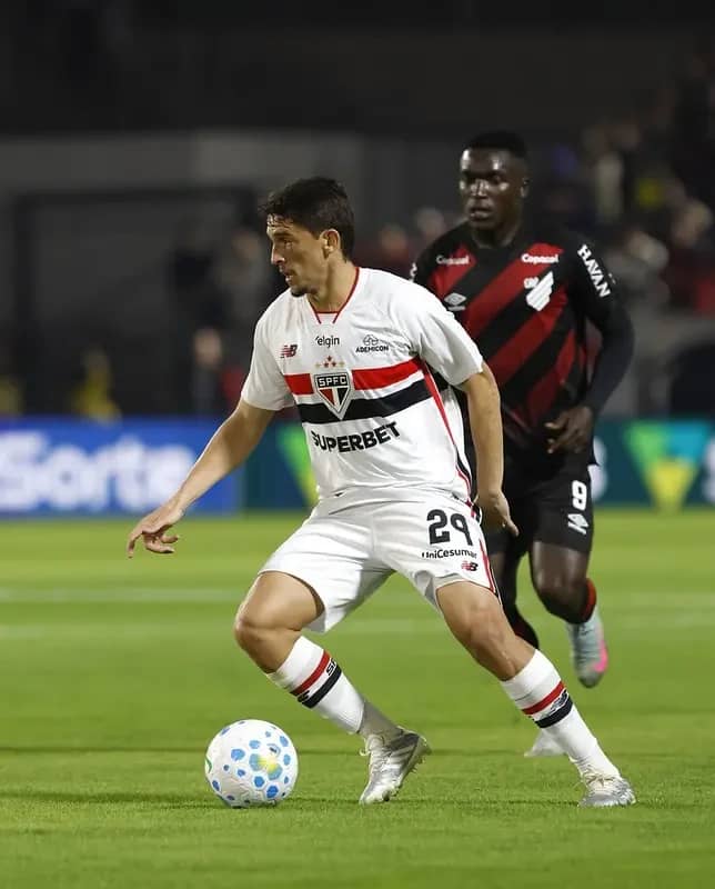 São Paulo e Athletico-PR se enfrentam em emocionante duelo pelo Campeonato Brasileiro — foto 6