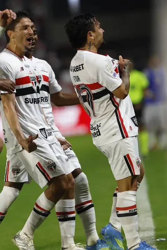São Paulo e Athletico-PR se enfrentam em emocionante duelo pelo Campeonato Brasileiro — foto 8