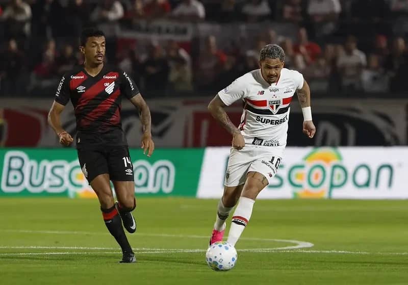 São Paulo e Athletico-PR se enfrentam em emocionante duelo pelo Campeonato Brasileiro — foto 14