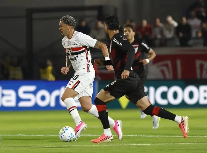 São Paulo e Athletico-PR se enfrentam em emocionante duelo pelo Campeonato Brasileiro — foto 16