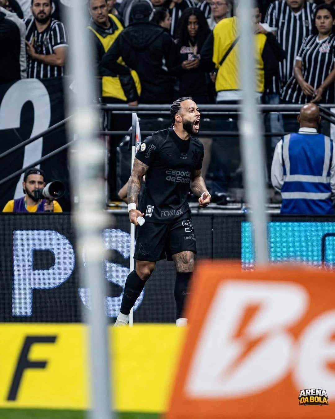 Corinthians e Memphis Depay retomam conversas por renovação