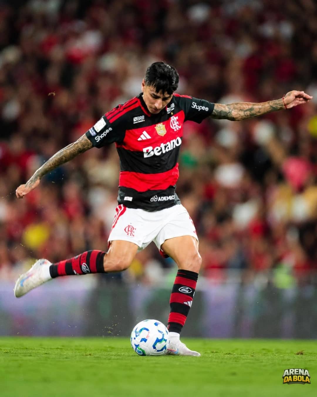 Flamengo negocia novo acordo com Pulgar após oferta do Neom