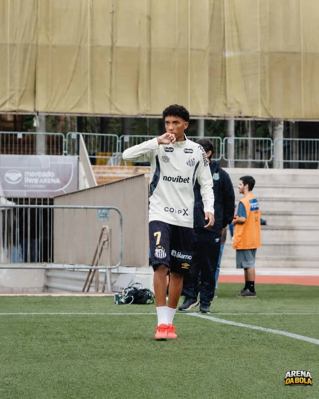 Santos avança por empréstimo de Robinho Jr ao Rayo Vallecano
